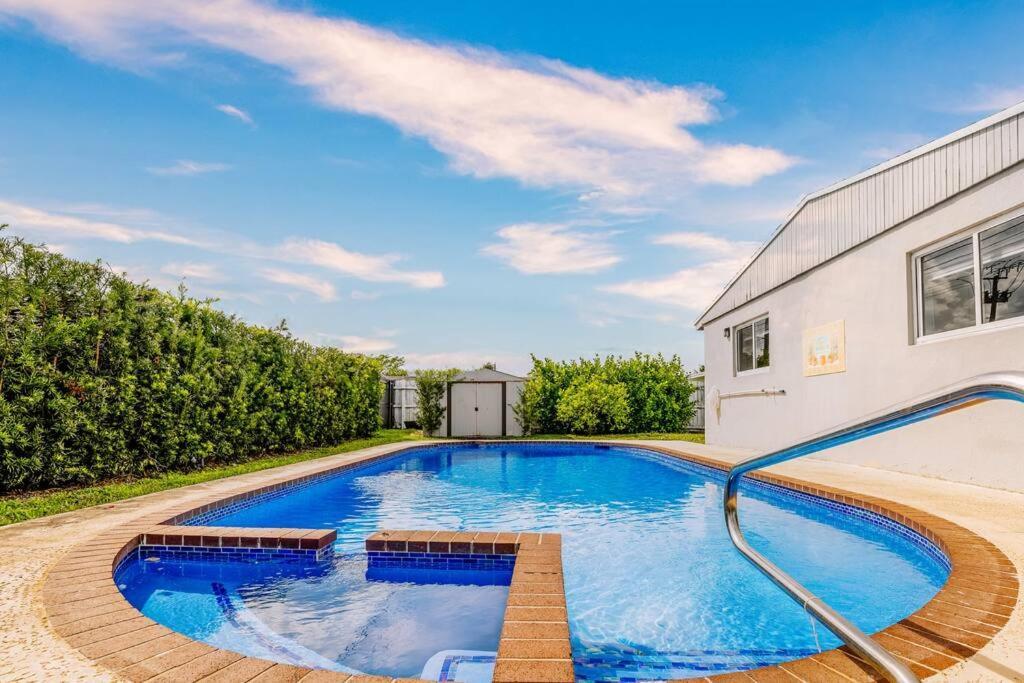 Home With A Pool Close To Beach And Fll Airport Pool Heated October- March Fort Lauderdale Zewnętrze zdjęcie